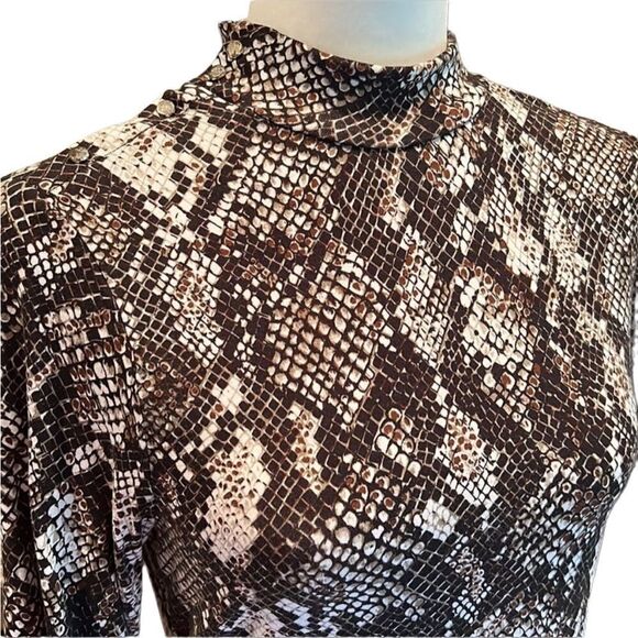 Tahari Mock Neck Snakeskin Blouse 1/2 Sleeve Size Medium - Picture 4 of 6